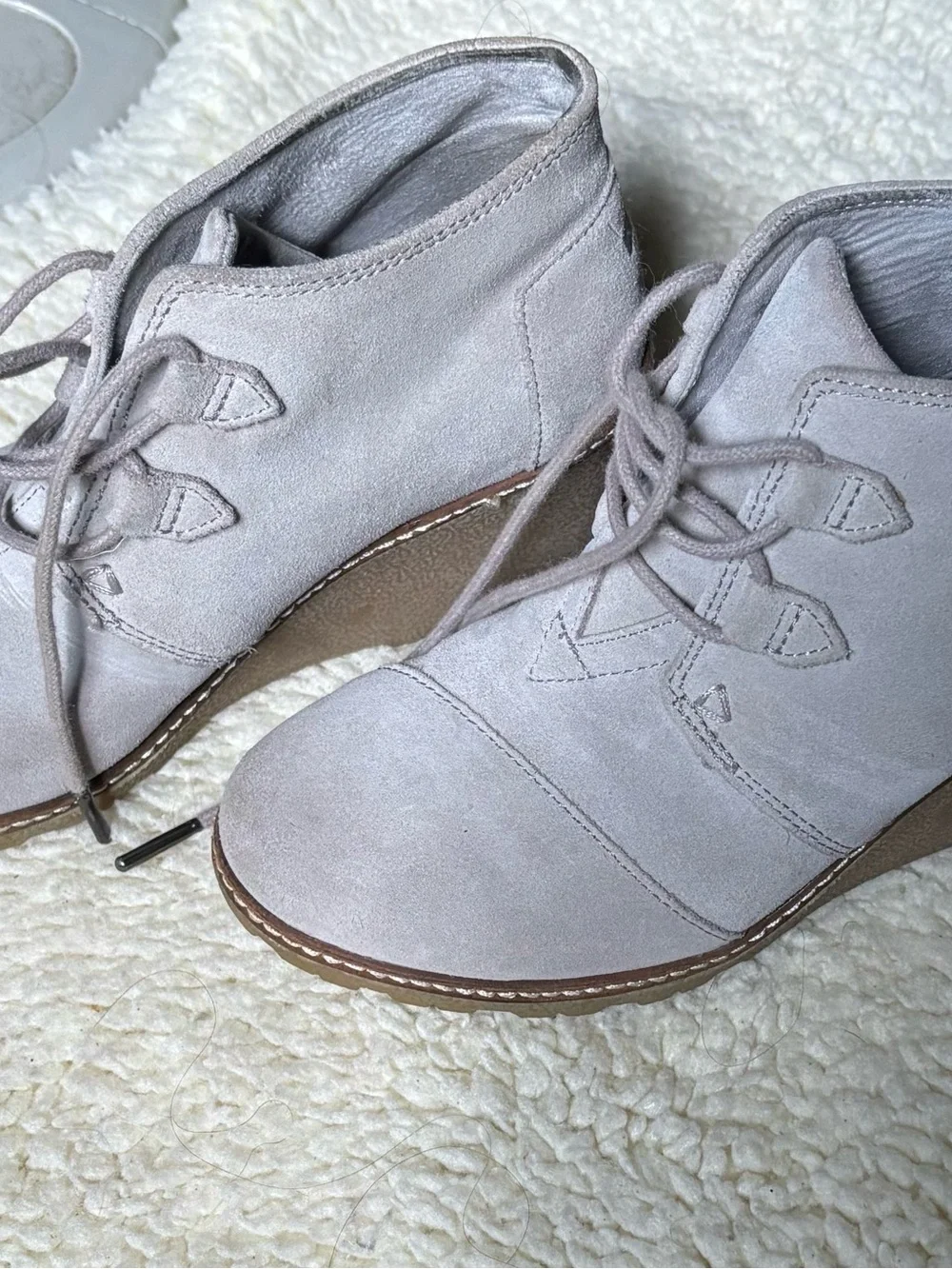 Tom’s Women's Lace-Up Suede Ankle Boot in Light Gray